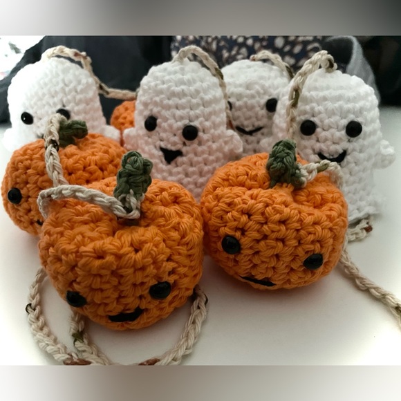 Handcrafted Halloween ghost & Pumpkin mirror hanger, crochet Halloween - Picture 5 of 9